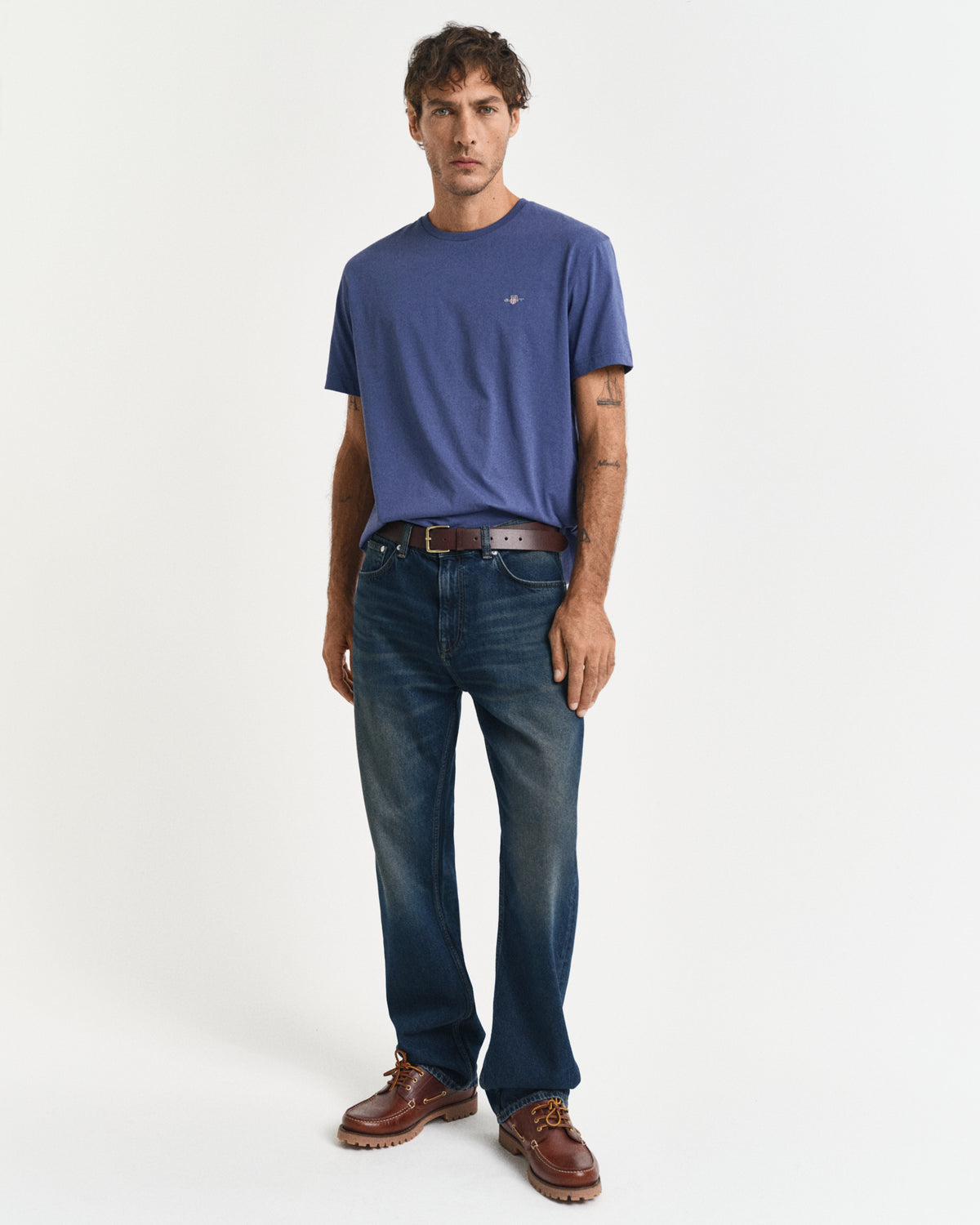 DUSTY NAVY, REG SHIELD SS T-SHIRT BY GANT AU.