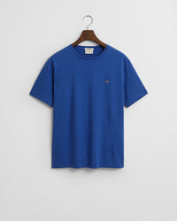 RICH BLUE, REG SHIELD SS T-SHIRT, FLAT-LAY BY GANT AU.