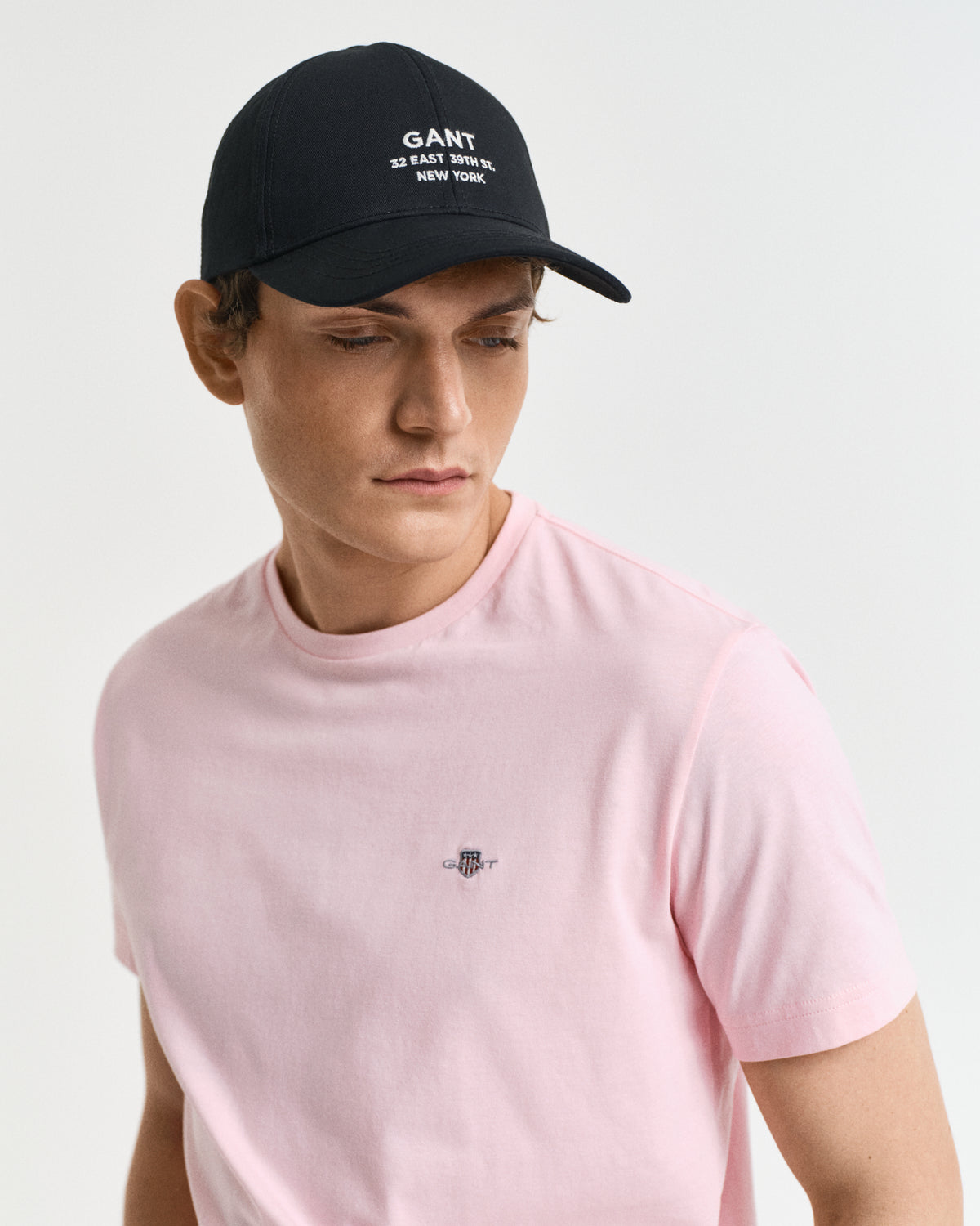 CALIFORNIA PINK, REG SHIELD SS T-SHIRT, CLOSE-UP BY GANT AU.