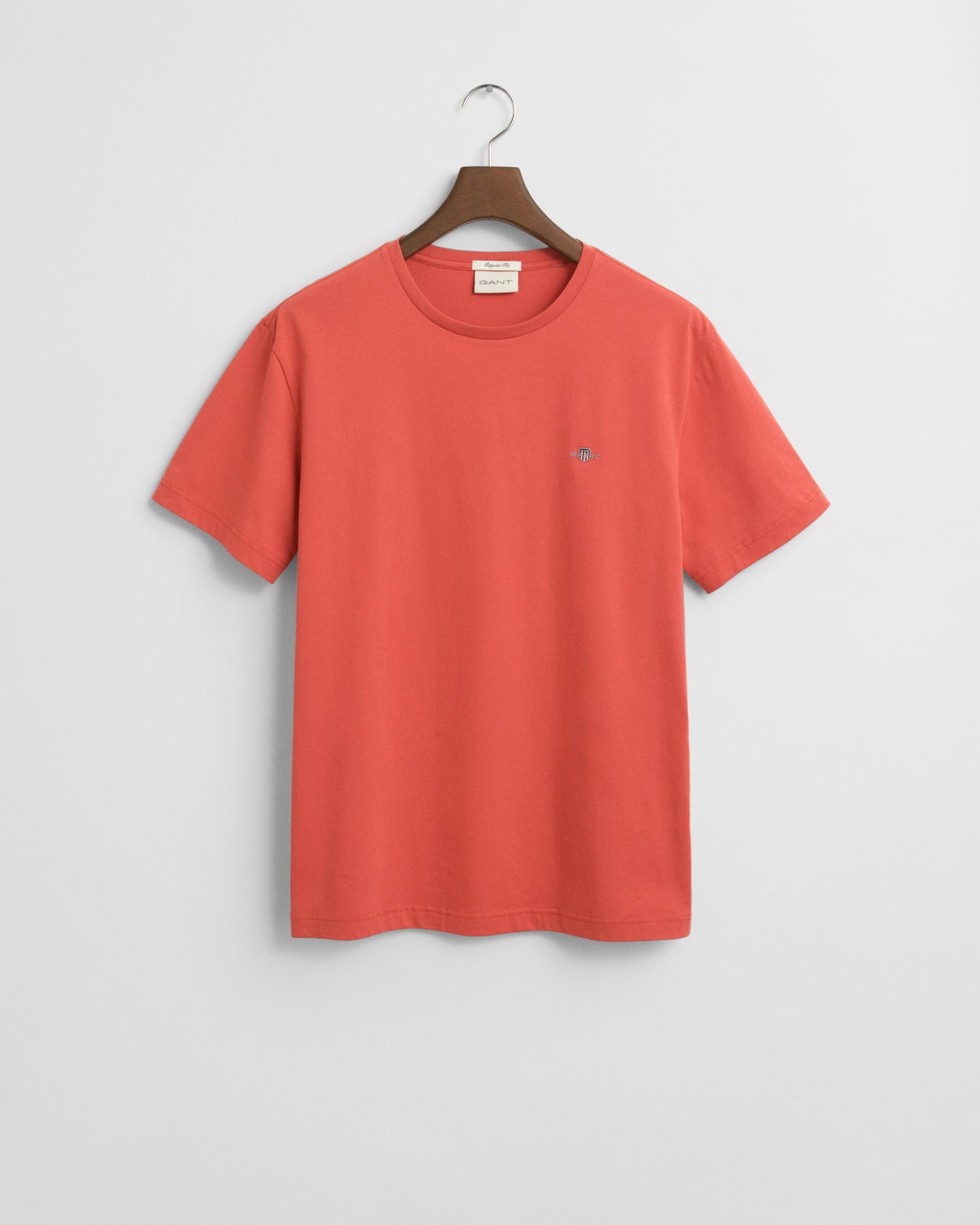 BRICK RED, REG SHIELD SS T-SHIRT, FLAT-LAY BY GANT AU.