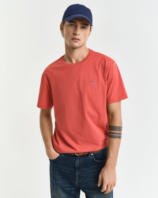 BRICK RED, REG SHIELD SS T-SHIRT, FRONT-VIEW BY GANT AU.
