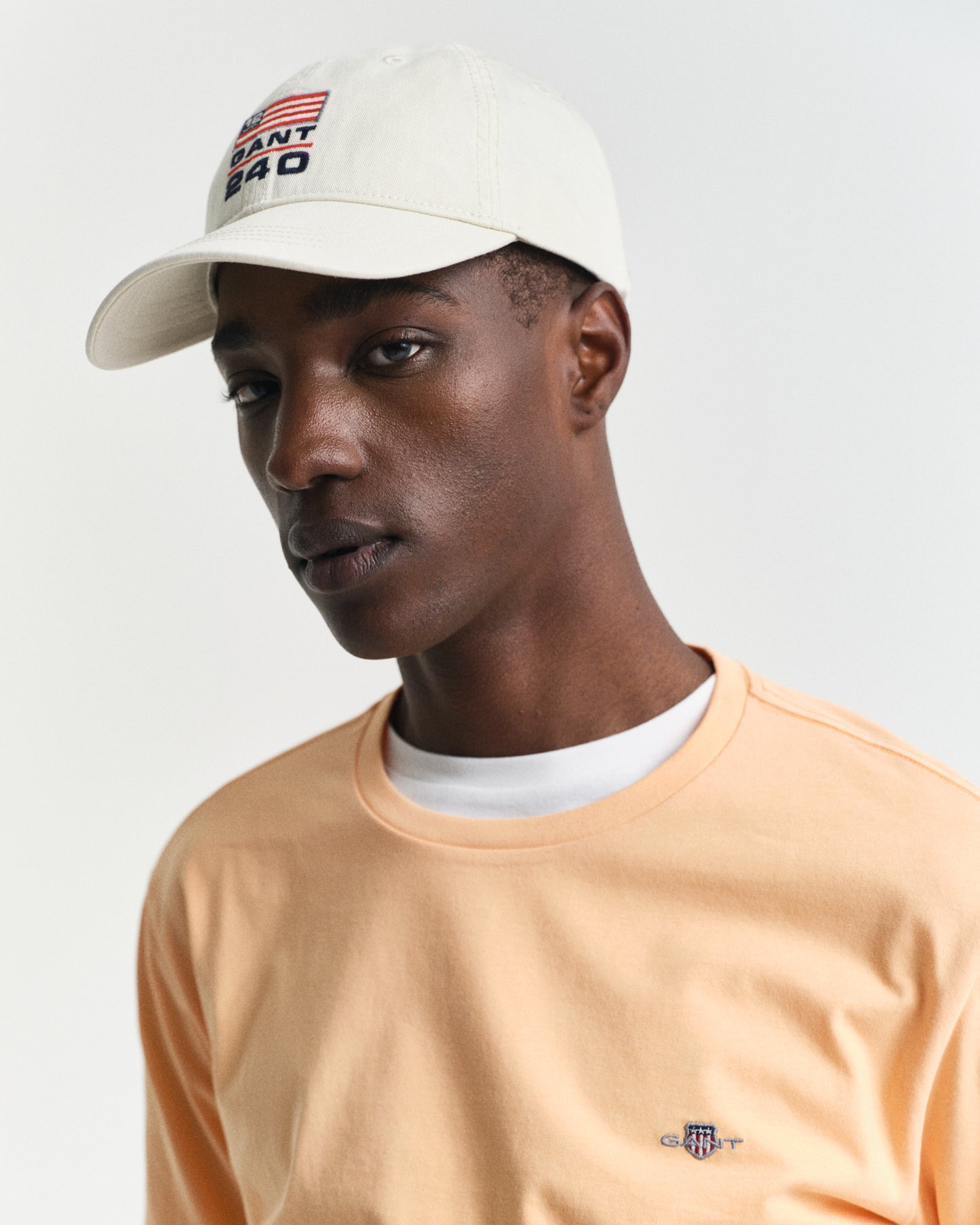 PEACHY ORANGE, REG SHIELD SS T-SHIRT, CLOSE-UP BY GANT AU.