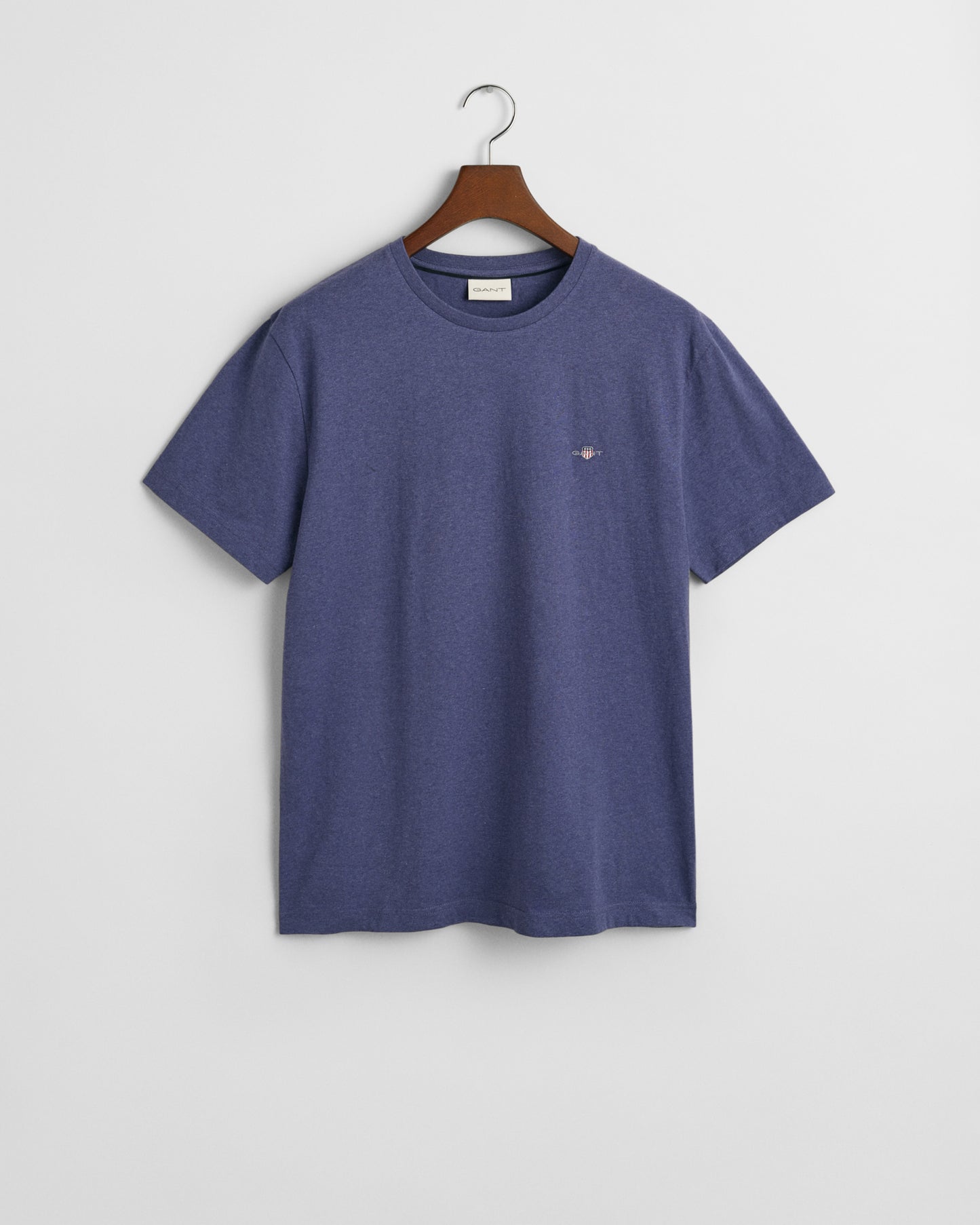 DK JEANSBLUE MELANGE, REG SHIELD SS T-SHIRT, FLAT-LAY BY GANT AU.