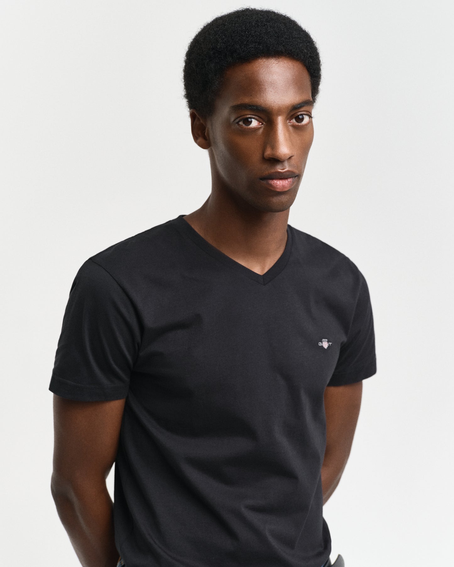 BLACK, SLIM SHIELD V-NECK T-SHIRT, CLOSE-UP BY GANT AU.