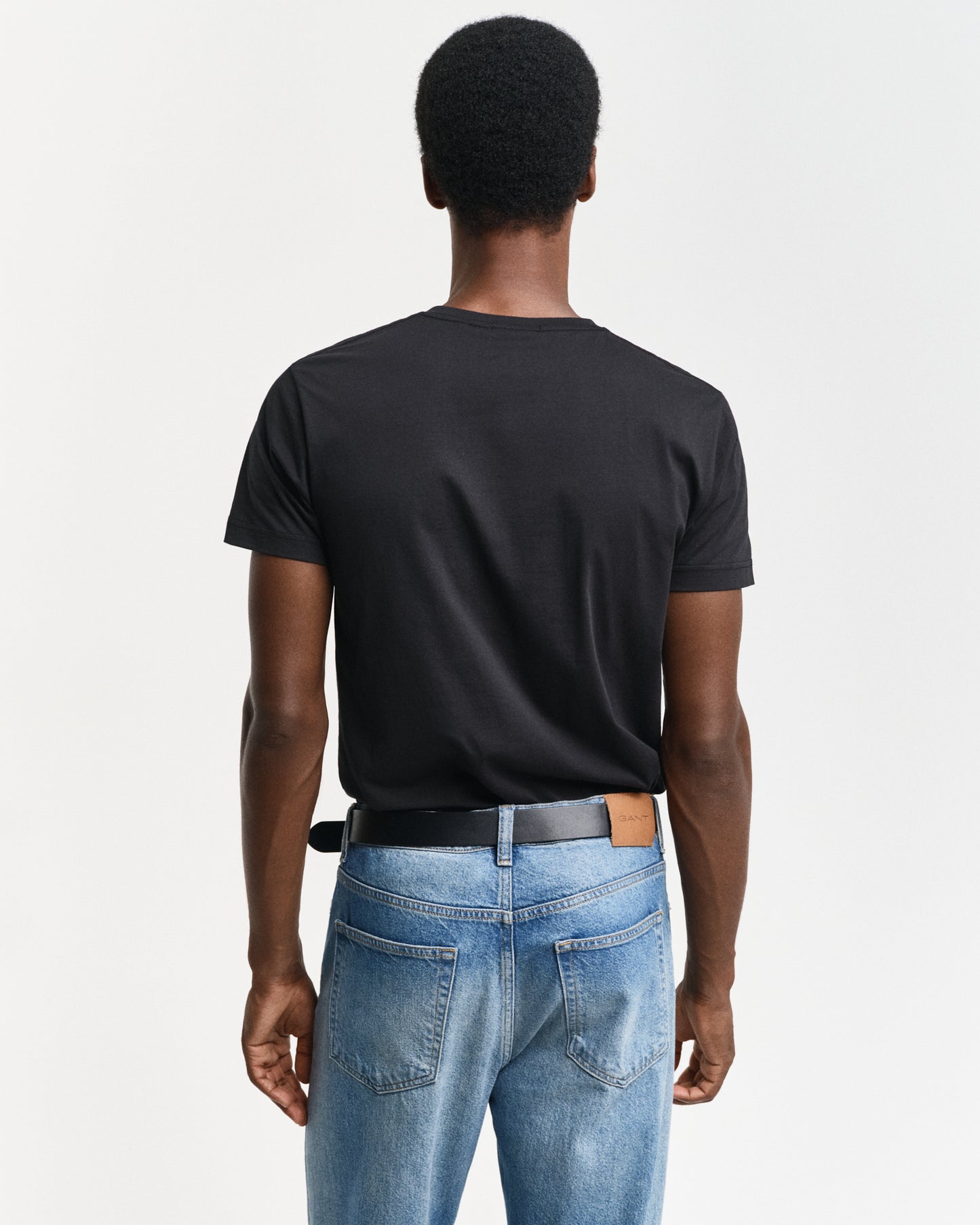 BLACK, SLIM SHIELD V-NECK T-SHIRT, BACK-VIEW BY GANT AU.
