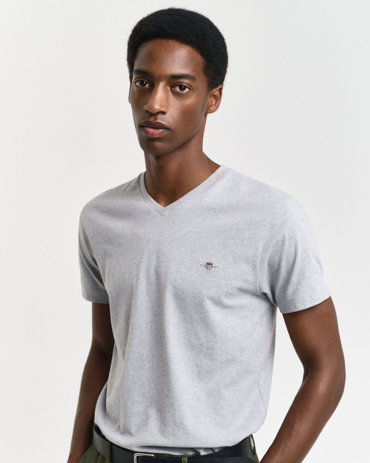 GREY MELANGE, SLIM SHIELD V-NECK T-SHIRT, CLOSE-UP BY GANT AU.