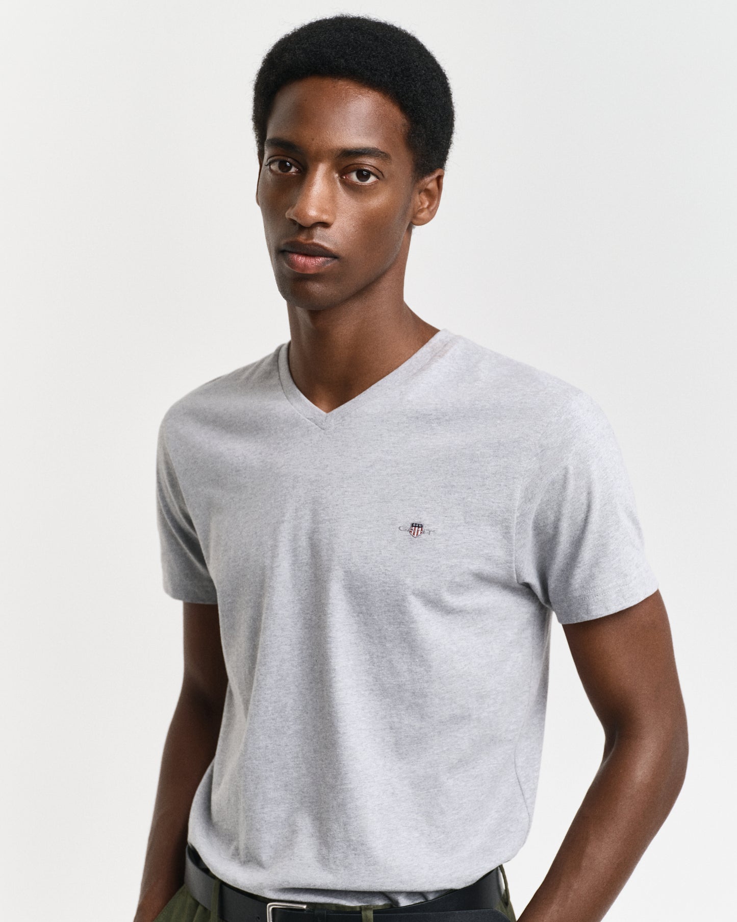 GREY MELANGE, SLIM SHIELD V-NECK T-SHIRT, CLOSE-UP BY GANT AU.