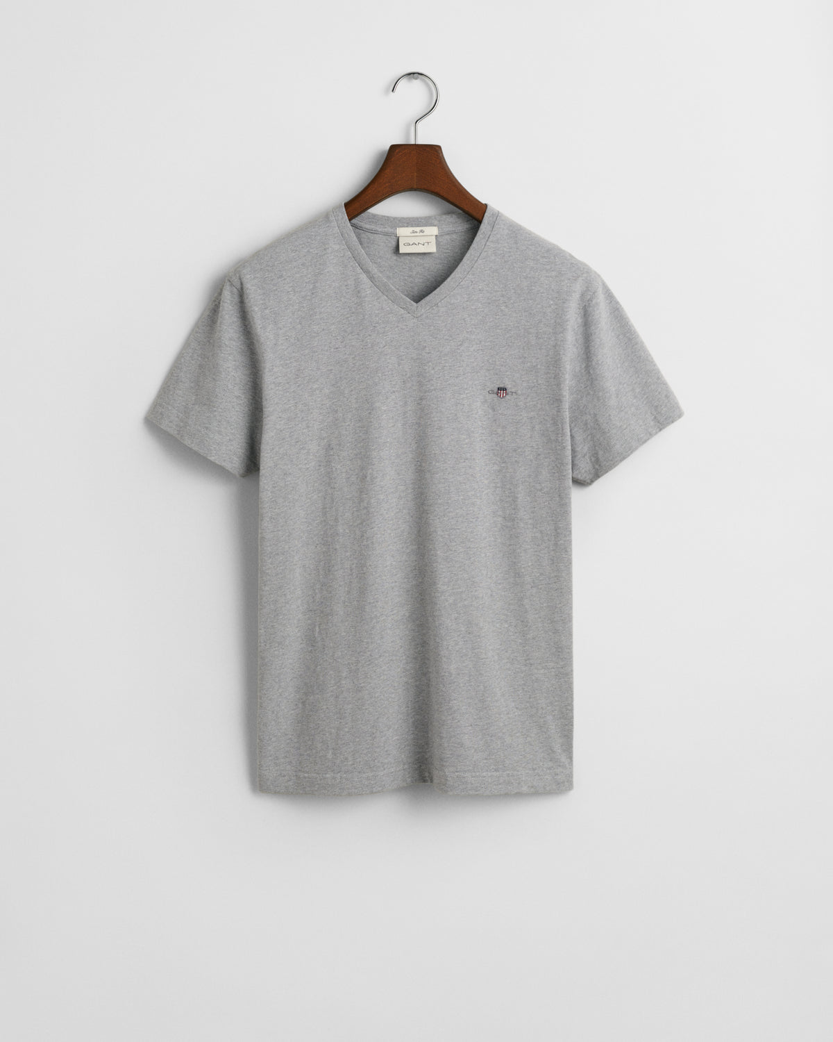 GREY MELANGE, SLIM SHIELD V-NECK T-SHIRT, FLAT-LAY BY GANT AU.