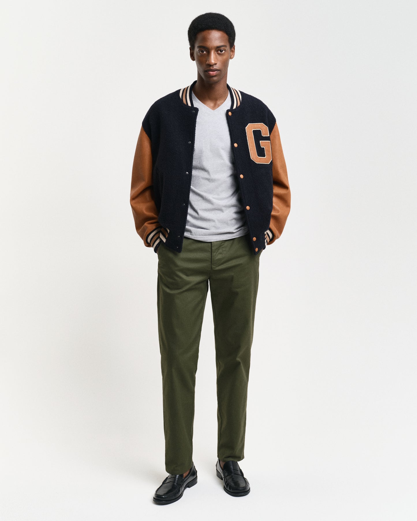 GREY MELANGE, SLIM SHIELD V-NECK T-SHIRT BY GANT AU.