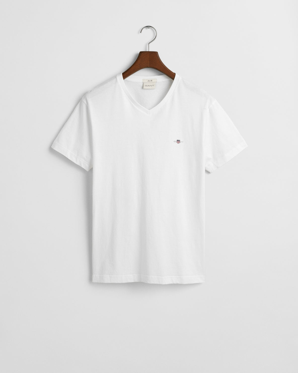 WHITE, SLIM SHIELD V-NECK T-SHIRT, FLAT-LAY BY GANT AU.