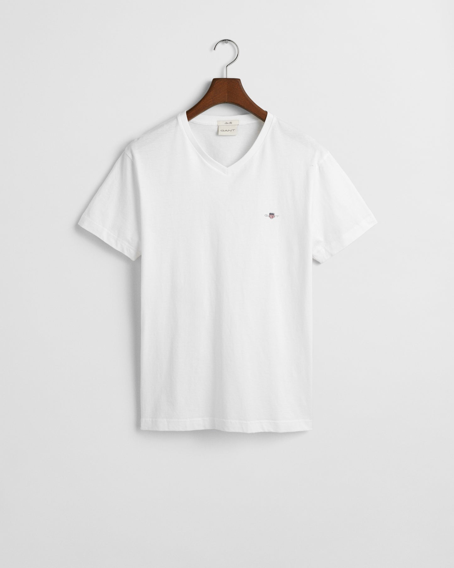 WHITE, SLIM SHIELD V-NECK T-SHIRT, FLAT-LAY BY GANT AU.