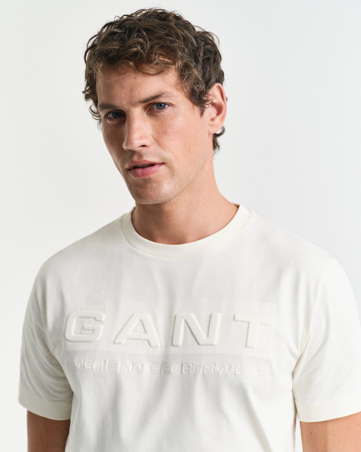 CREAM, EMBOSSED SS T-SHIRT, CLOSE-UP BY GANT AU.