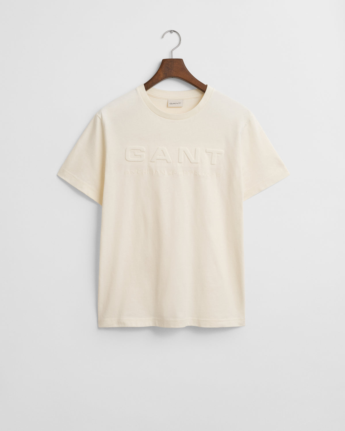 CREAM, EMBOSSED SS T-SHIRT, FLAT-LAY BY GANT AU.