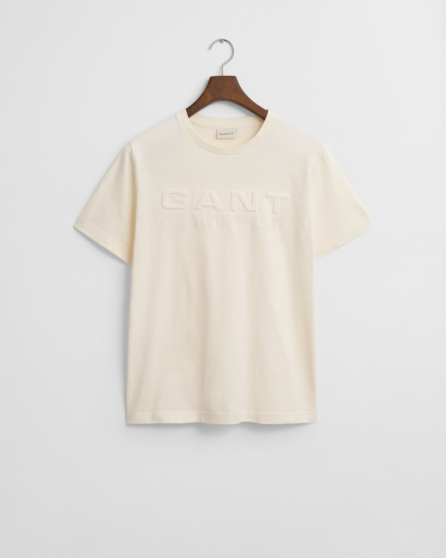 CREAM, EMBOSSED SS T-SHIRT, FLAT-LAY BY GANT AU.