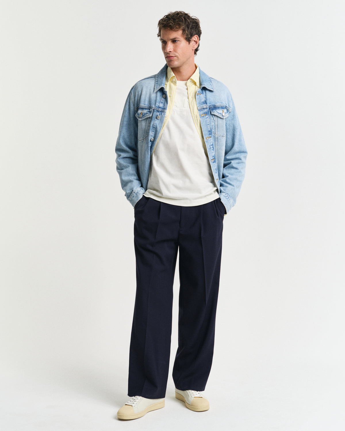 CREAM, EMBOSSED SS T-SHIRT BY GANT AU.