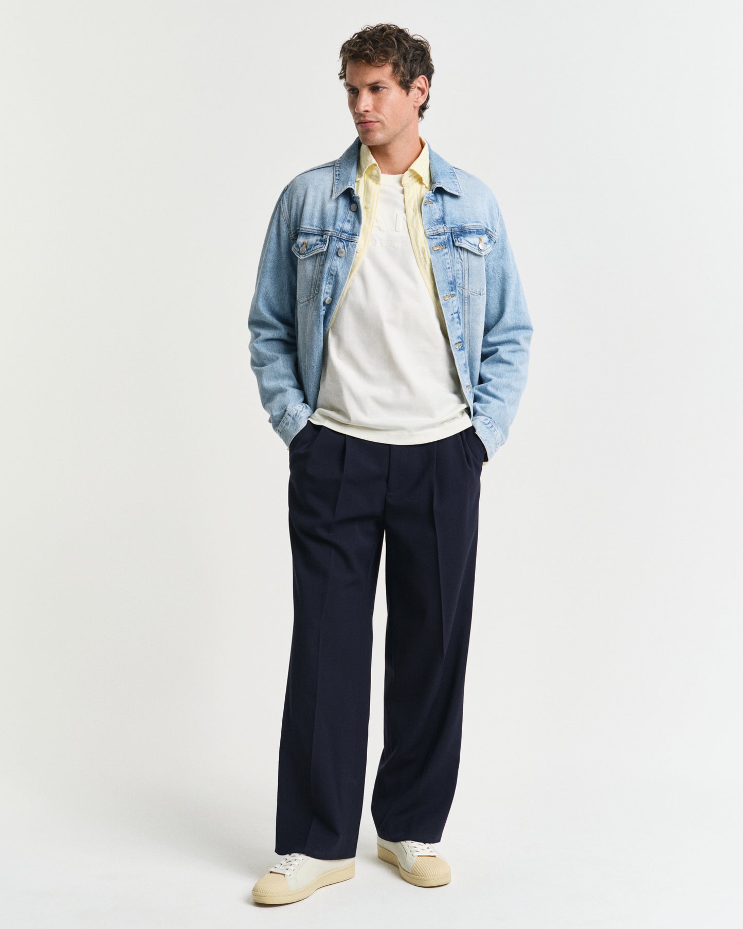 CREAM, EMBOSSED SS T-SHIRT BY GANT AU.