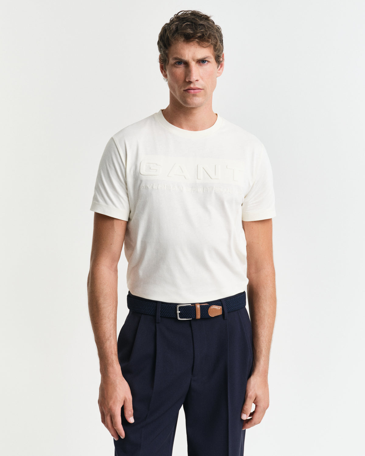 CREAM, EMBOSSED SS T-SHIRT, FRONT-VIEW BY GANT AU.
