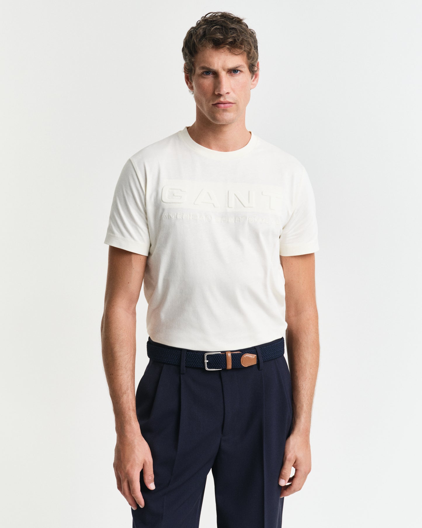 CREAM, EMBOSSED SS T-SHIRT, FRONT-VIEW BY GANT AU.