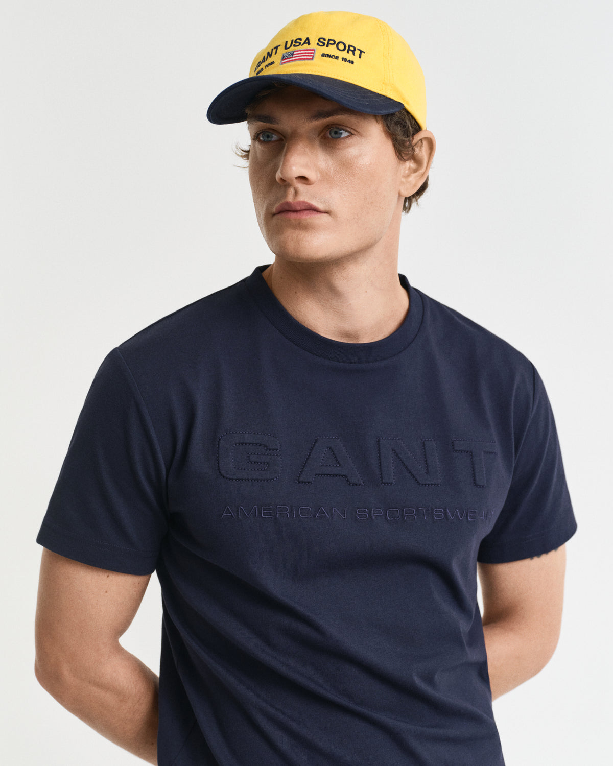 EVENING BLUE, EMBOSSED SS T-SHIRT, CLOSE-UP BY GANT AU.