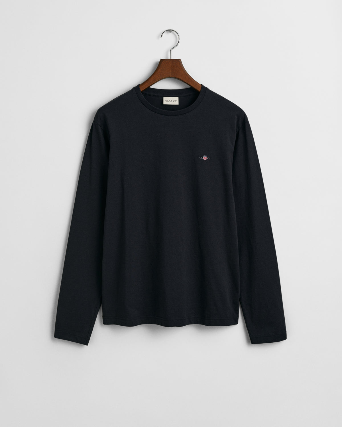 BLACK, REG SHIELD LS T-SHIRT, FLAT-LAY BY GANT AU.
