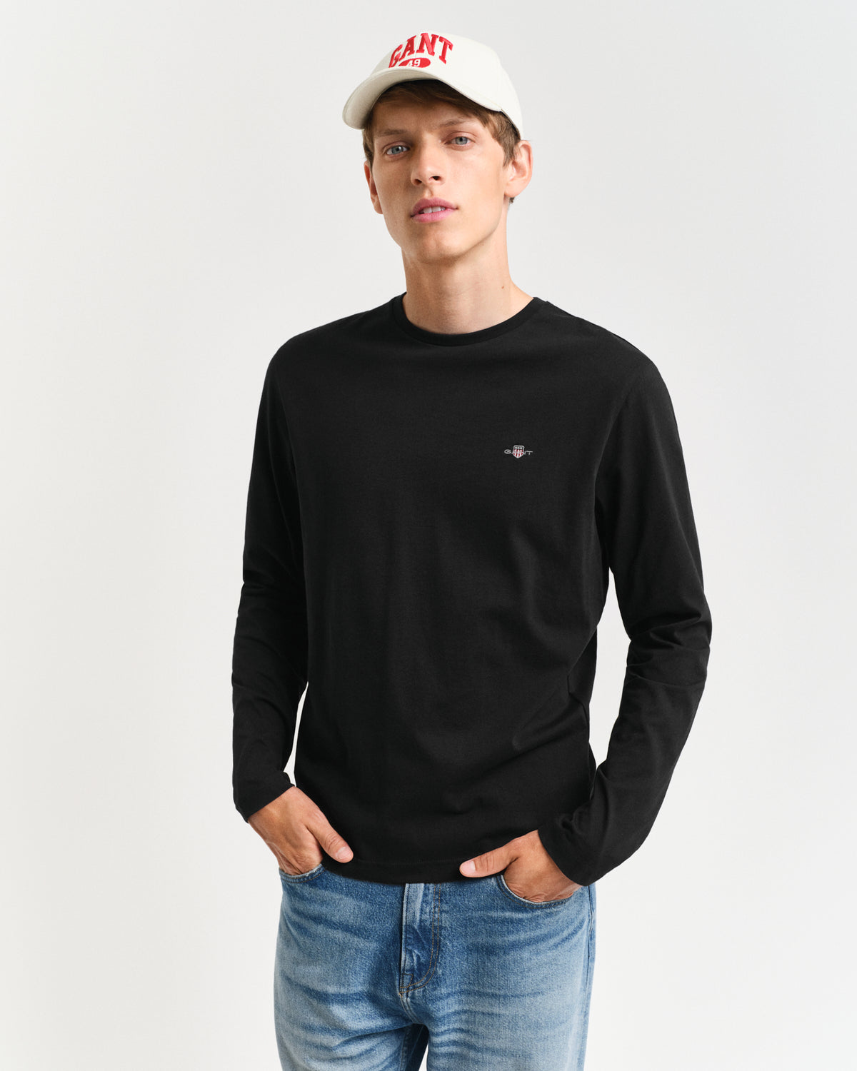 BLACK, REG SHIELD LS T-SHIRT, FRONT-VIEW BY GANT AU.