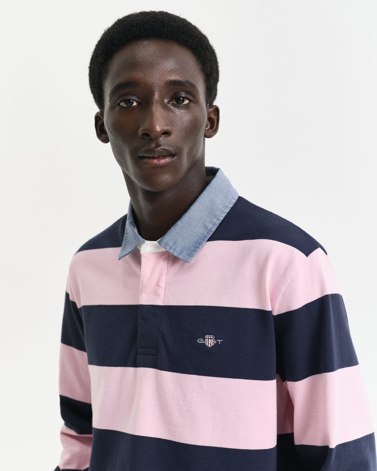 CALIFORNIA PINK, REG CHAMBRAY STRIPE HEAVY RUGGER, CLOSE-UP BY GANT AU.