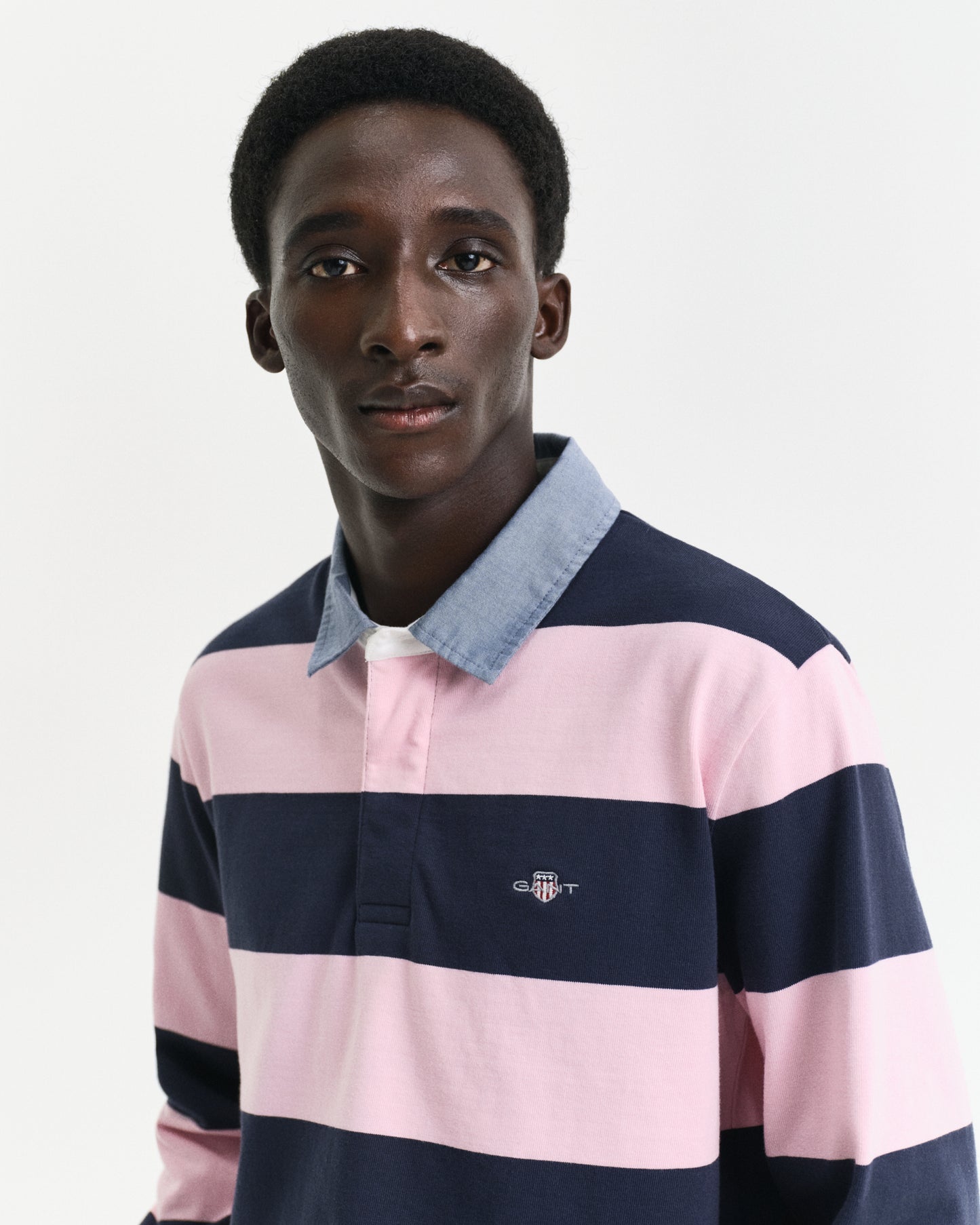 CALIFORNIA PINK, REG CHAMBRAY STRIPE HEAVY RUGGER, CLOSE-UP BY GANT AU.
