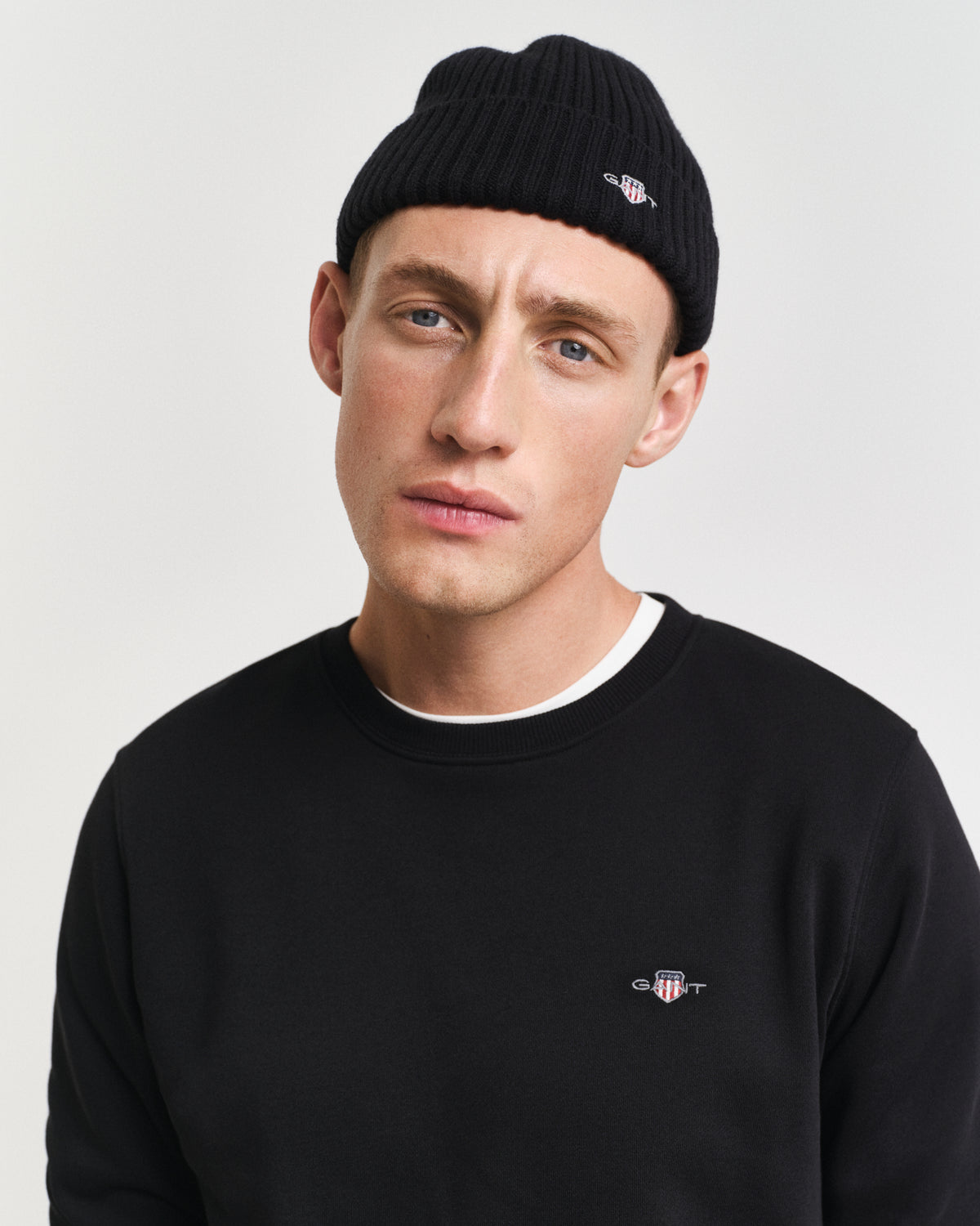 BLACK, REG SHIELD C-NECK SWEAT, CLOSE-UP BY GANT AU.