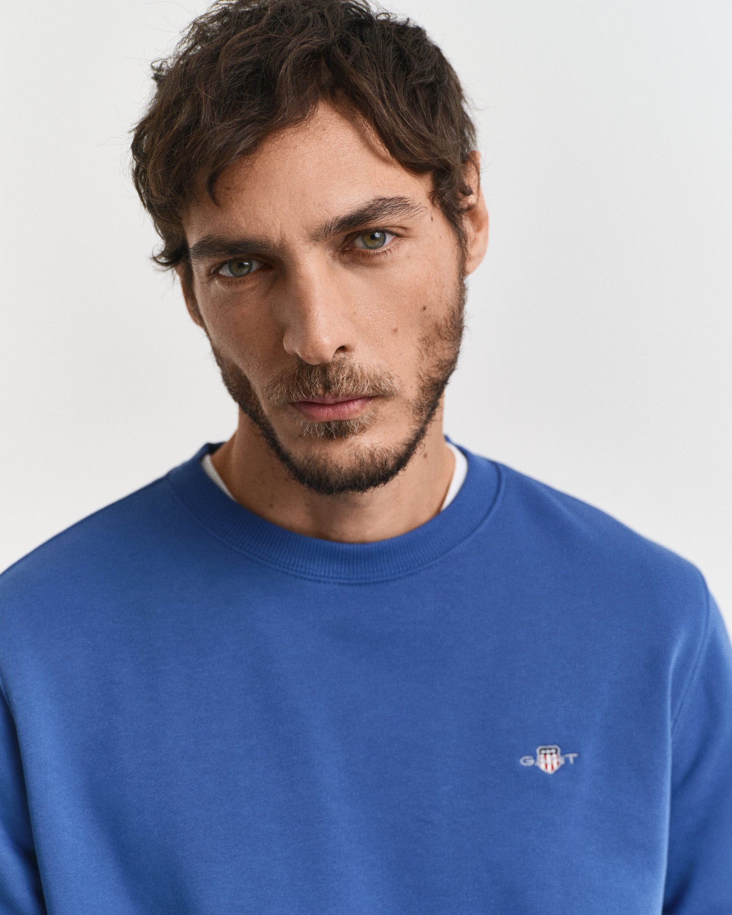 RICH BLUE, REG SHIELD C-NECK SWEAT, CLOSE-UP BY GANT AU.