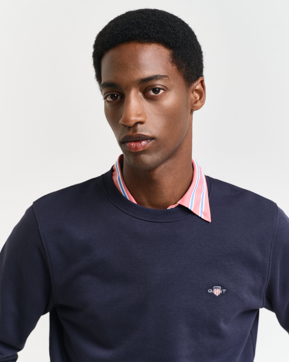 EVENING BLUE, REG SHIELD C-NECK SWEAT, CLOSE-UP BY GANT AU.