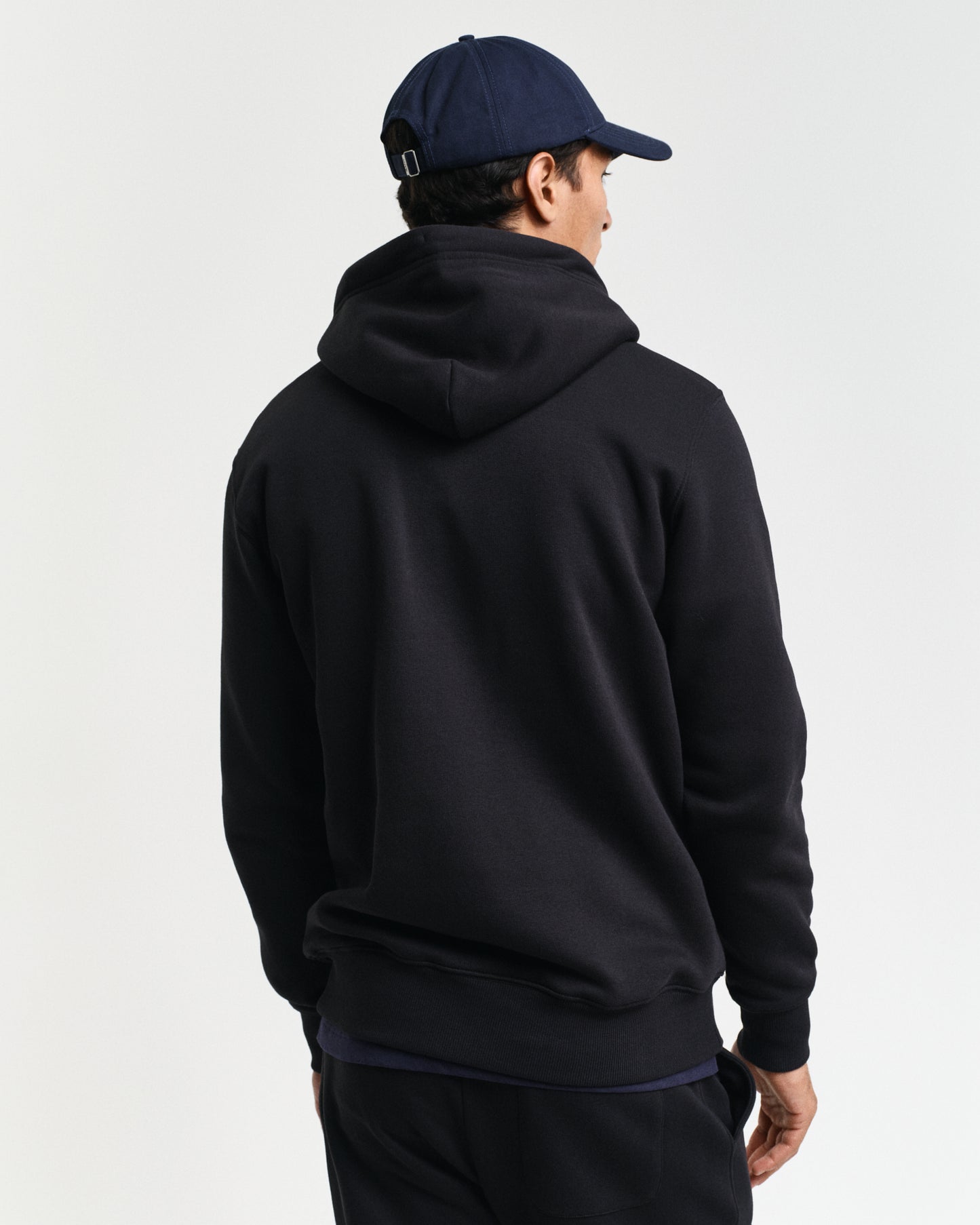 BLACK, REG SHIELD HOODIE, BACK-VIEW BY GANT AU.