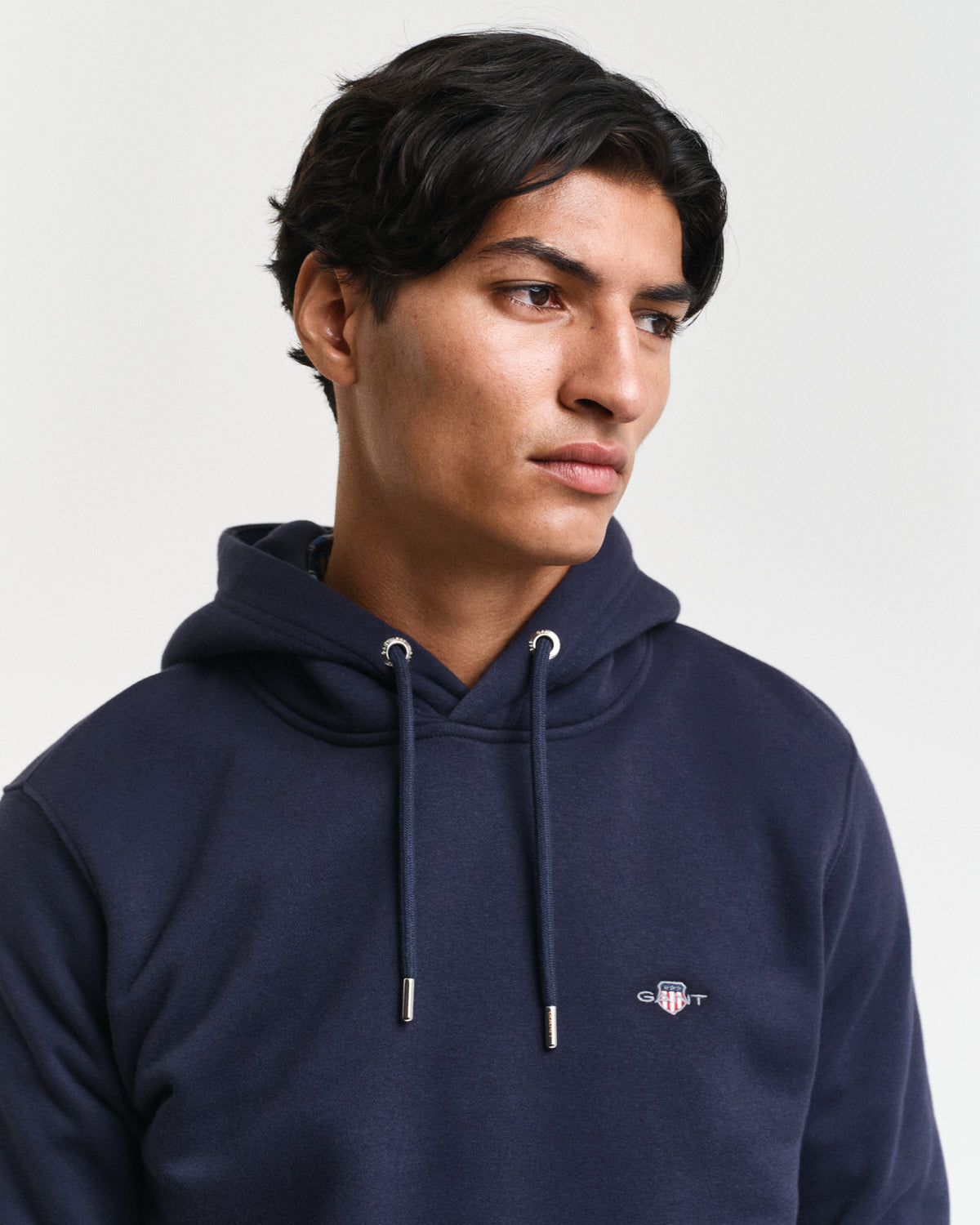 EVENING BLUE, REG SHIELD HOODIE, CLOSE-UP BY GANT AU.