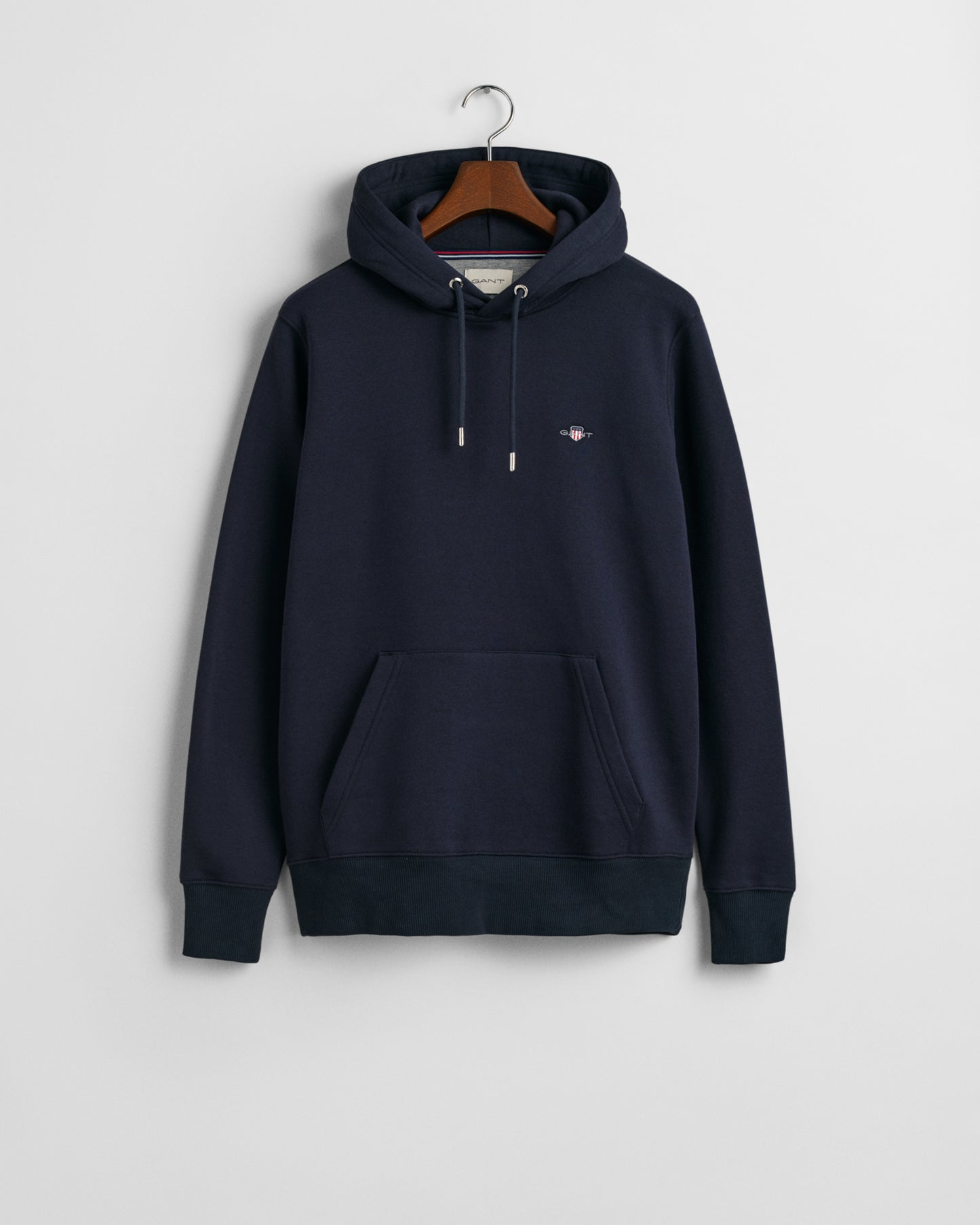 EVENING BLUE, REG SHIELD HOODIE, FLAT-LAY BY GANT AU.