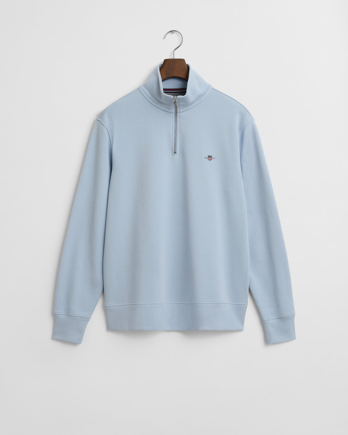 FRESH BLUE, REG SHIELD HALF ZIP SWEAT, FLAT-LAY BY GANT AU.