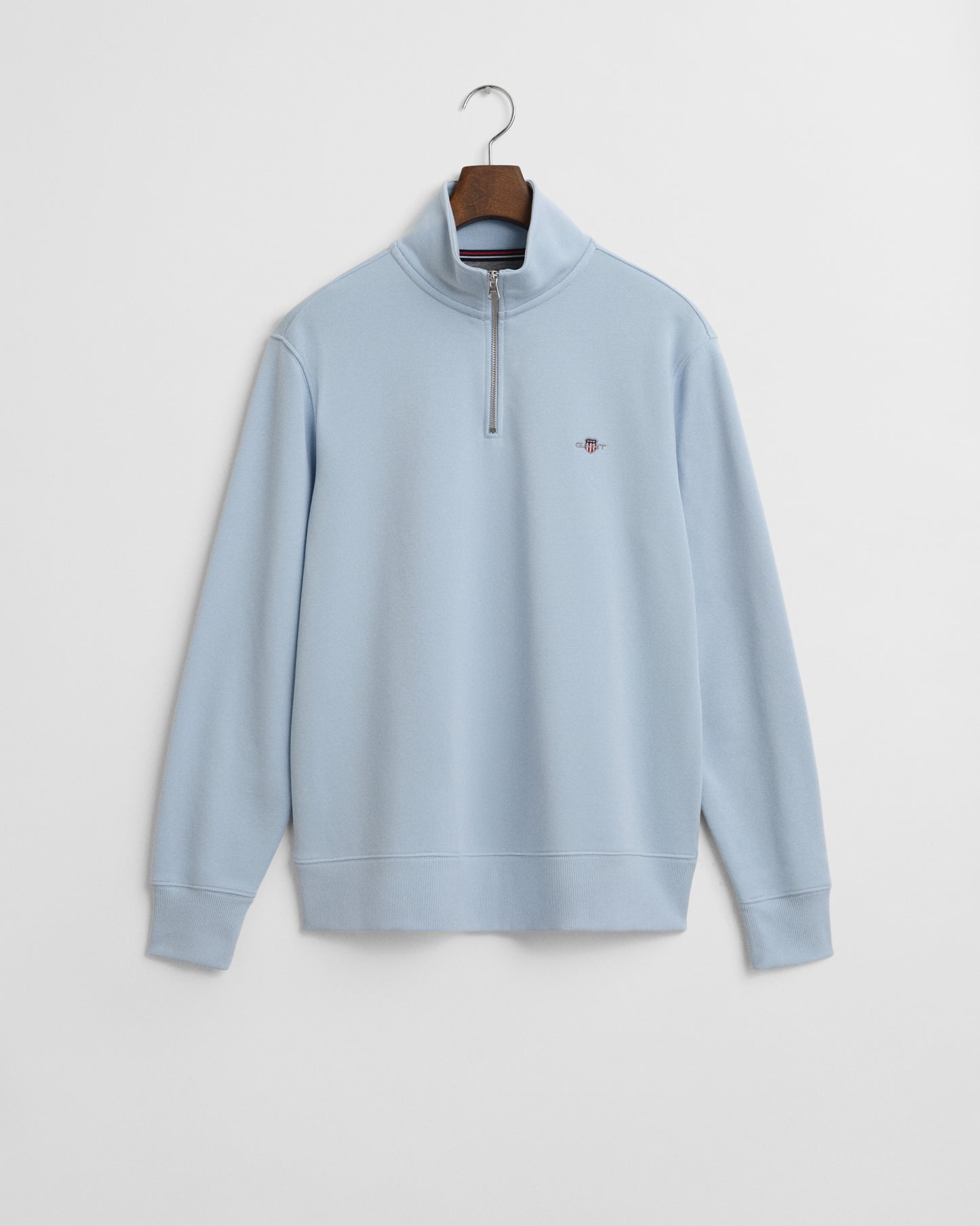 FRESH BLUE, REG SHIELD HALF ZIP SWEAT, FLAT-LAY BY GANT AU.