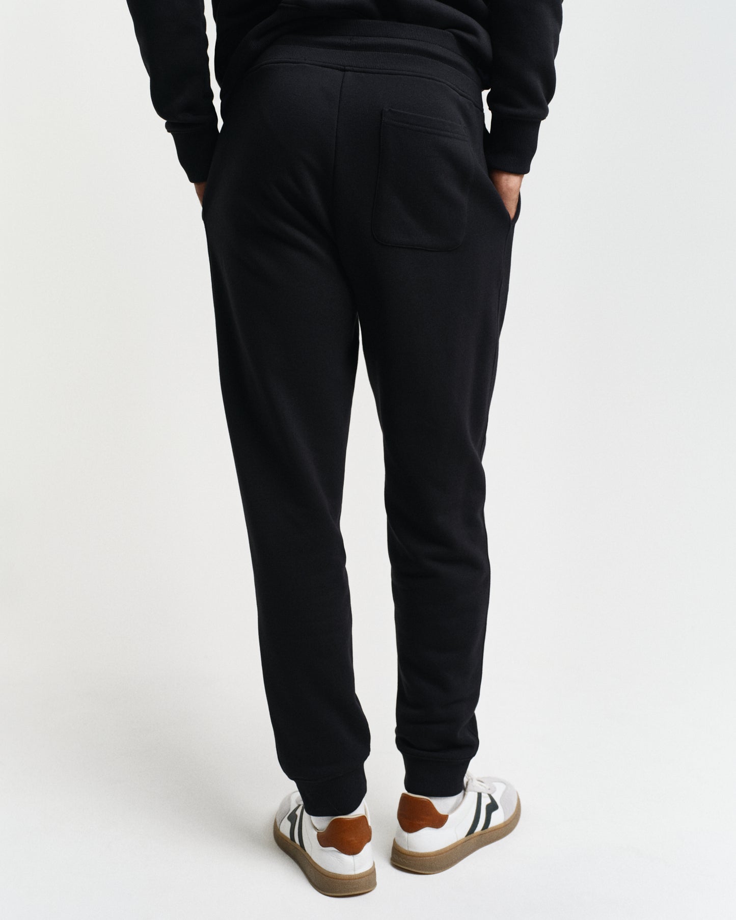 BLACK, REG SHIELD SWEATPANTS, BACK-VIEW BY GANT AU.