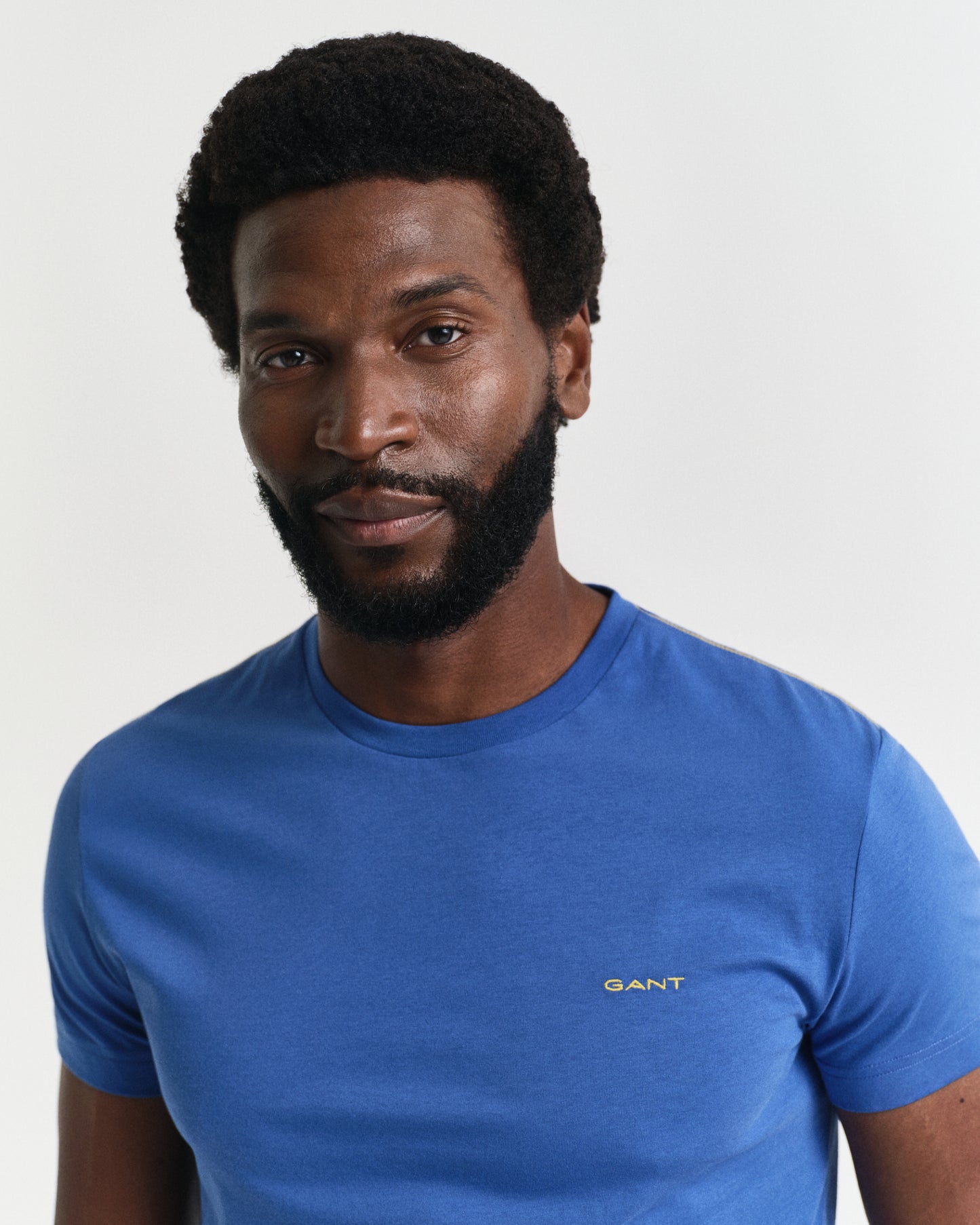 RICH BLUE, CONTRAST LOGO SS T-SHIRT, CLOSE-UP BY GANT AU.