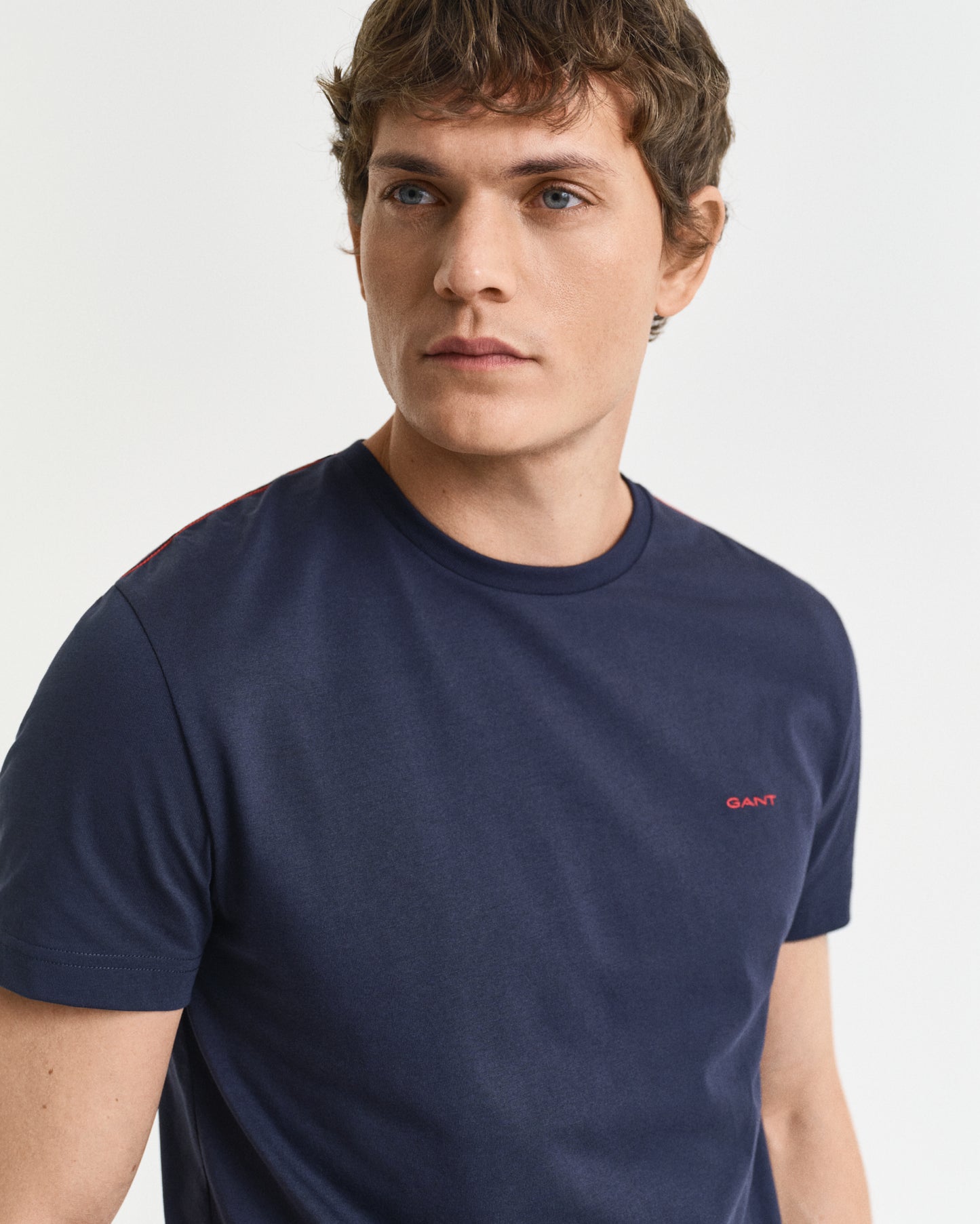 EVENING BLUE, CONTRAST LOGO SS T-SHIRT, CLOSE-UP BY GANT AU.