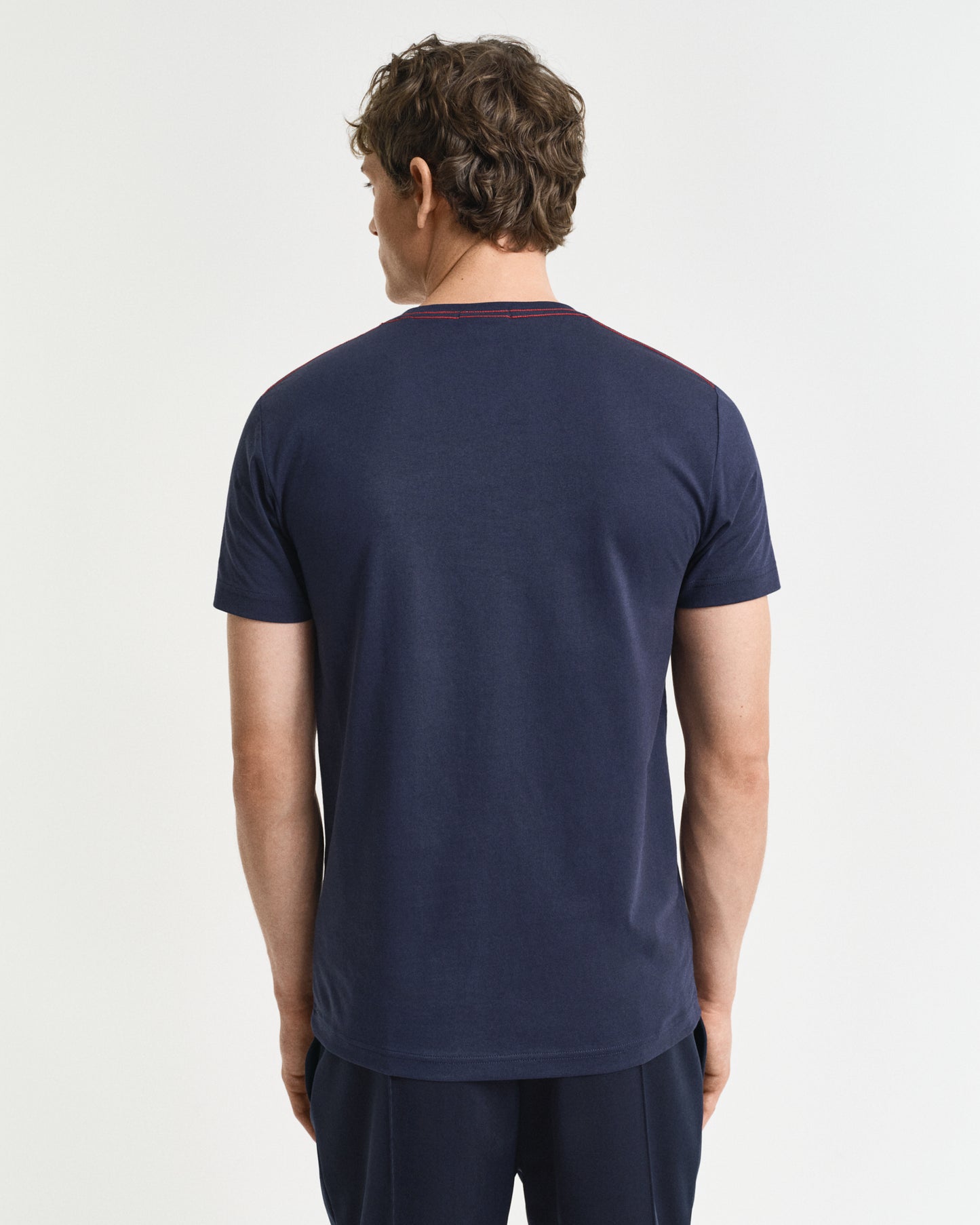 EVENING BLUE, CONTRAST LOGO SS T-SHIRT, BACK-VIEW BY GANT AU.