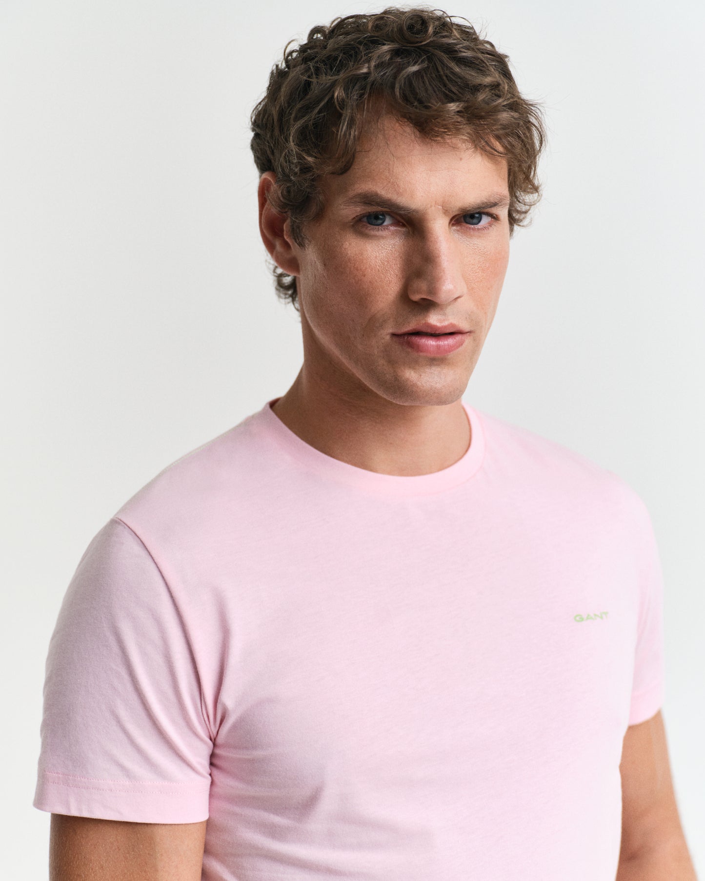 CALIFORNIA PINK, CONTRAST LOGO SS T-SHIRT, CLOSE-UP BY GANT AU.