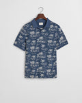 DUSTY NAVY, PRINTED SS POLO, FLAT-LAY BY GANT AU.