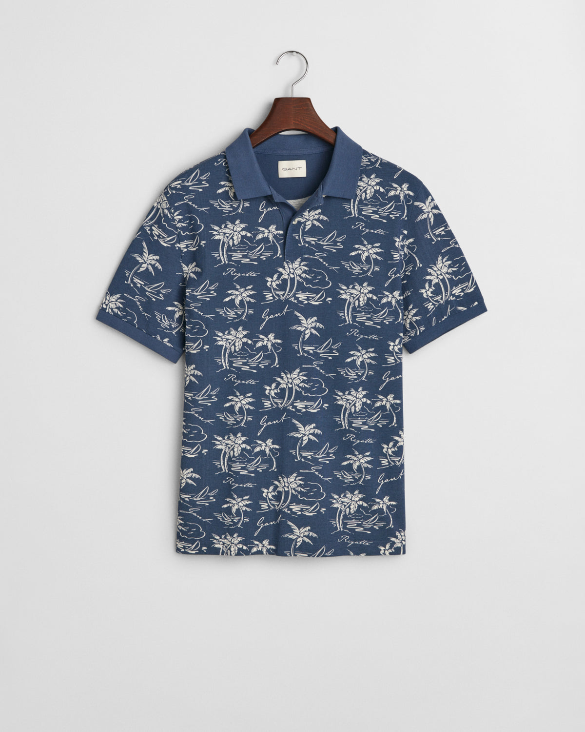 DUSTY NAVY, PRINTED SS POLO, FLAT-LAY BY GANT AU.