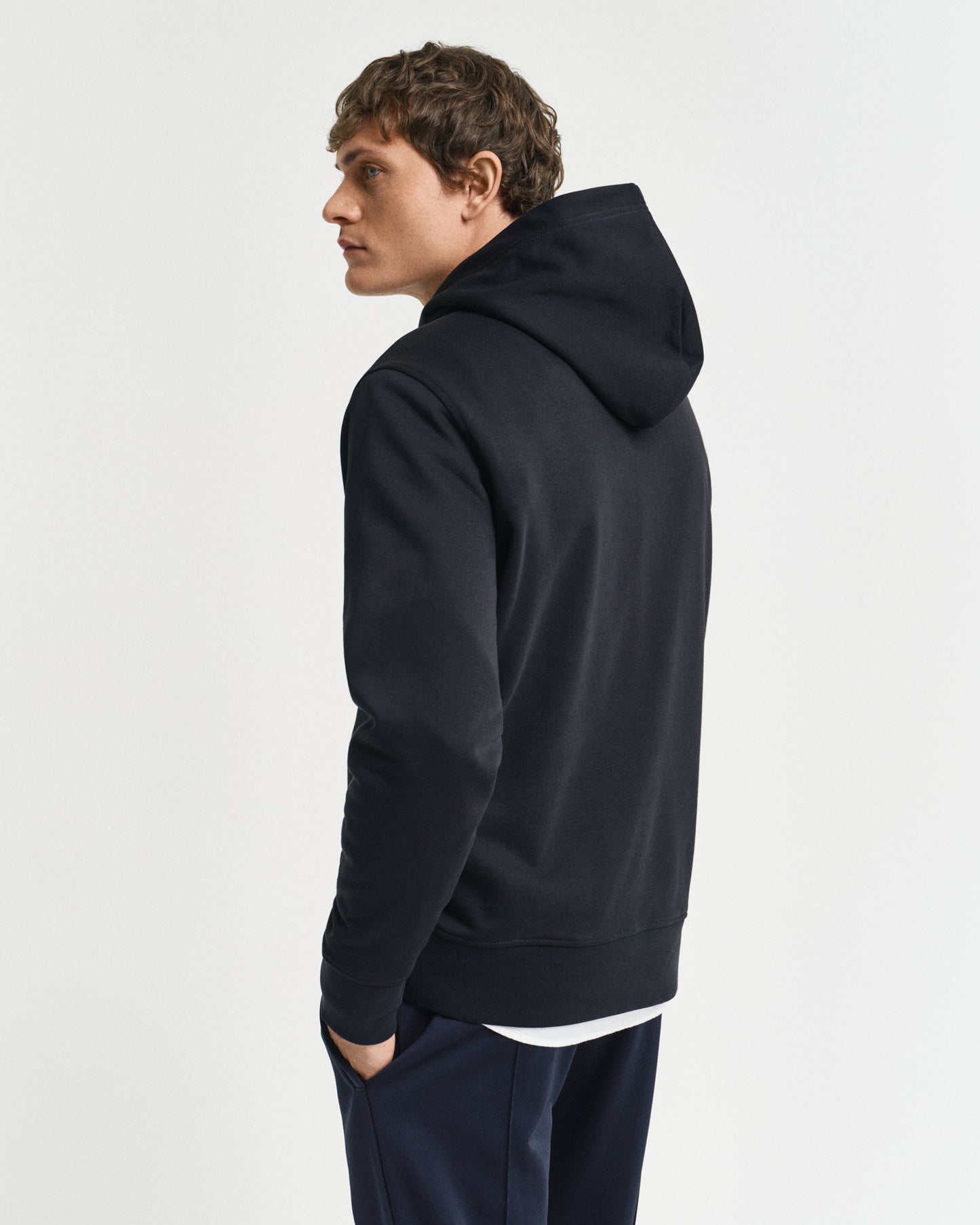 BLACK, GRAPHIC HOODIE, BACK-VIEW BY GANT AU.