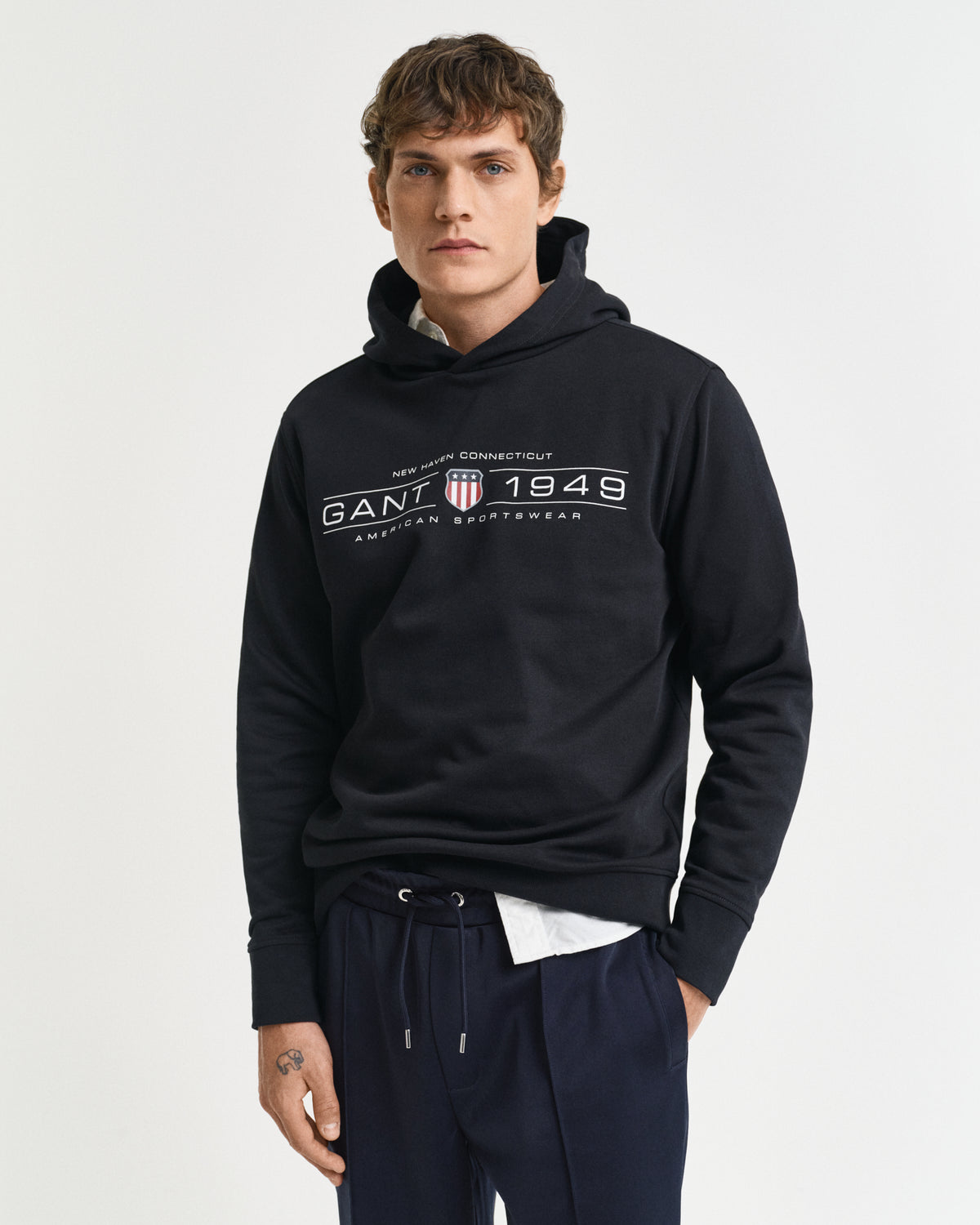 BLACK, GRAPHIC HOODIE, FRONT-VIEW BY GANT AU.