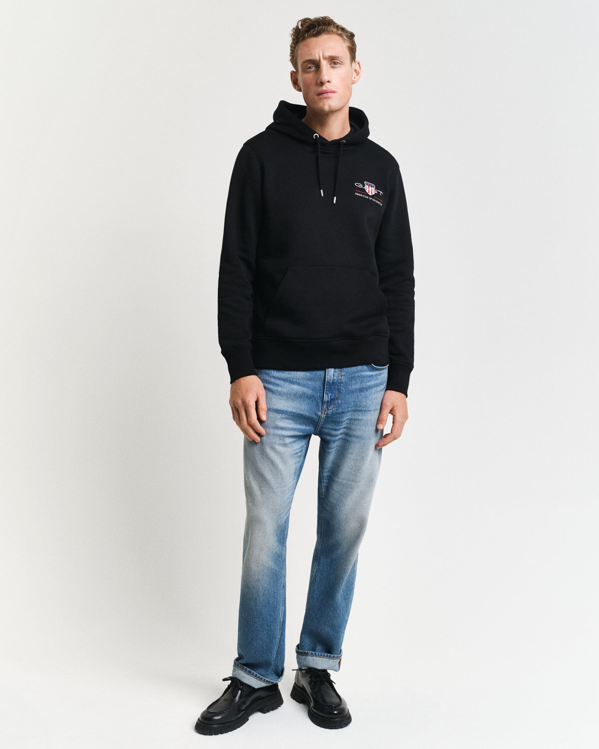 BLACK, REG MEDIUM ARCHIVE SHIELD HOODIE BY GANT AU.