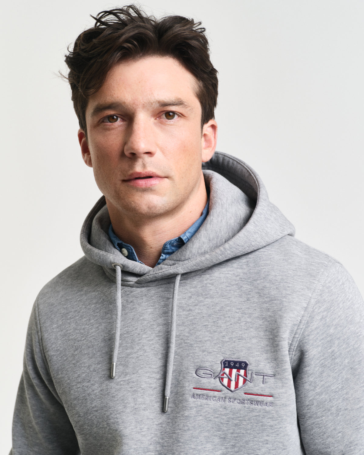 GREY MELANGE, REG MEDIUM ARCHIVE SHIELD HOODIE, CLOSE-UP BY GANT AU.