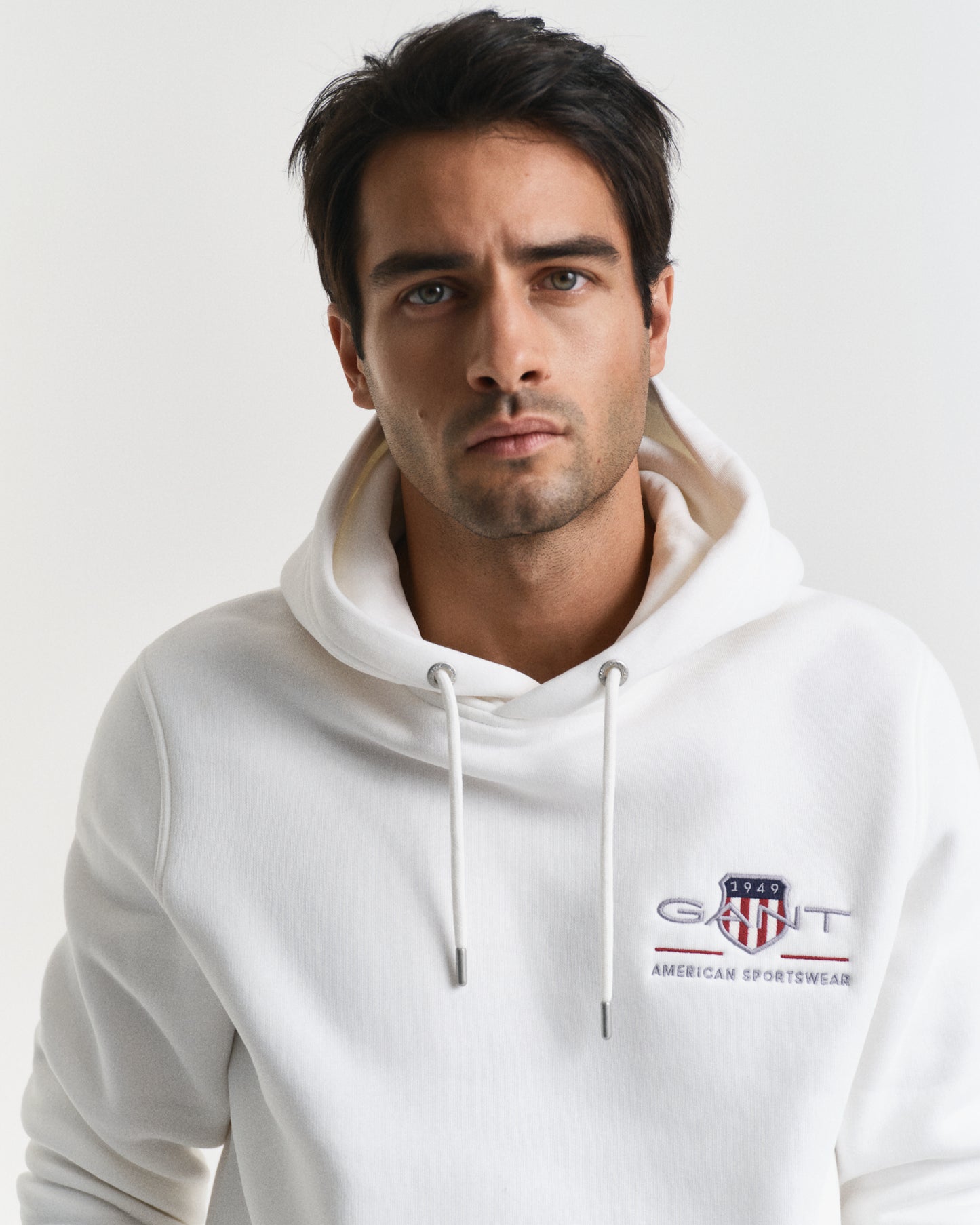 EGGSHELL, REG MEDIUM ARCHIVE SHIELD HOODIE, CLOSE-UP BY GANT AU.