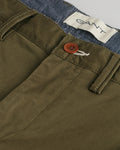 JUNIPER GREEN, SLIM TWILL SHORTS, FLAT-LAY BY GANT AU.