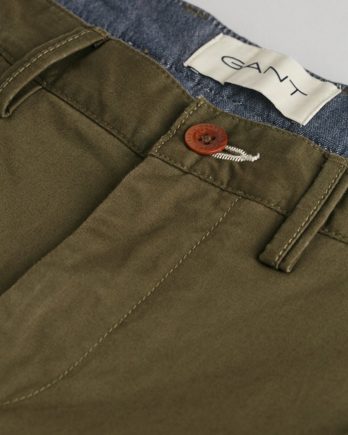 JUNIPER GREEN, SLIM TWILL SHORTS, FLAT-LAY BY GANT AU.