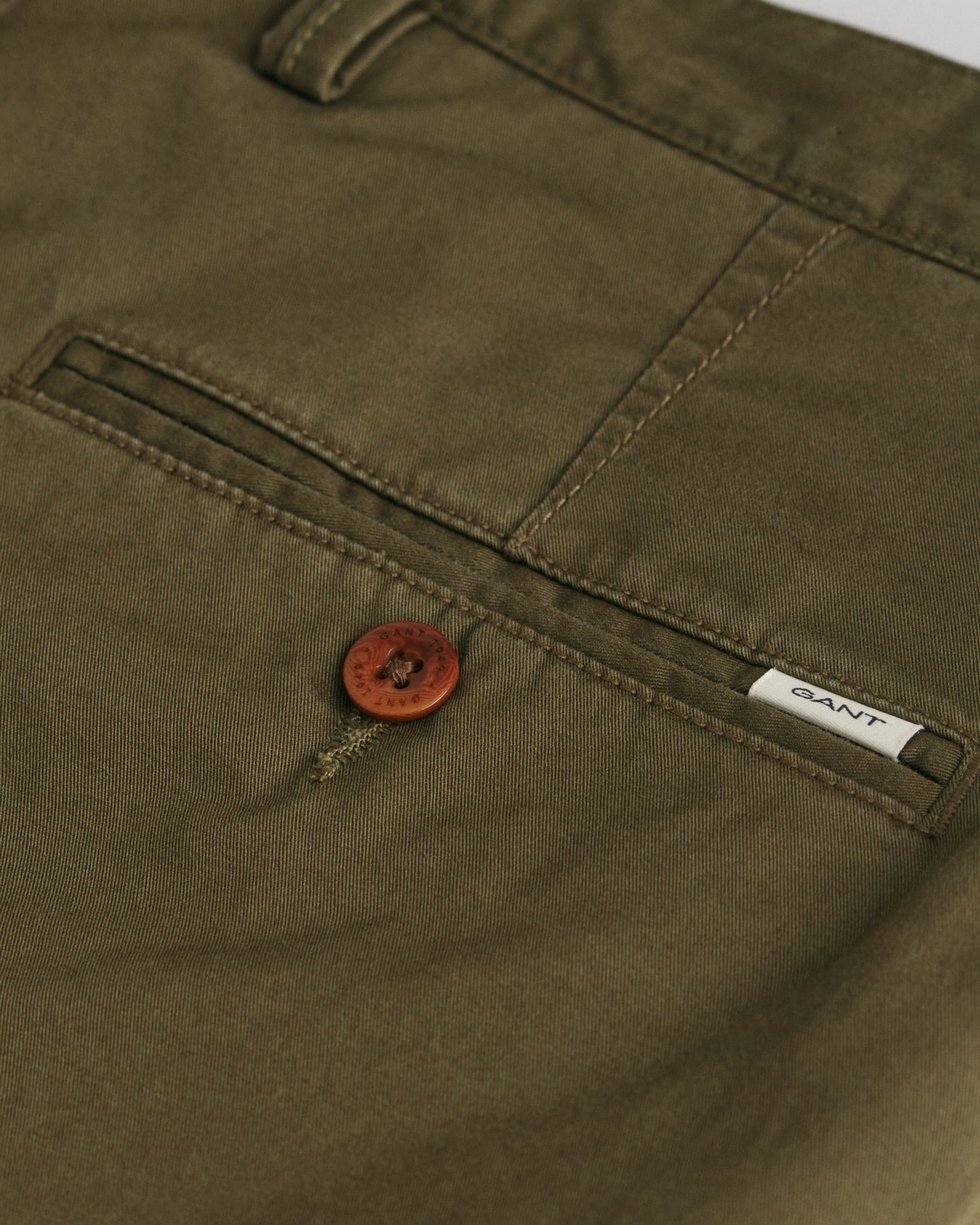 JUNIPER GREEN, SLIM TWILL SHORTS, CLOSE-UP BY GANT AU.